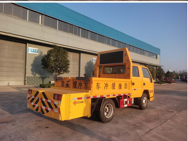 藍(lán)牌江鈴雙排防撞緩沖車(chē)